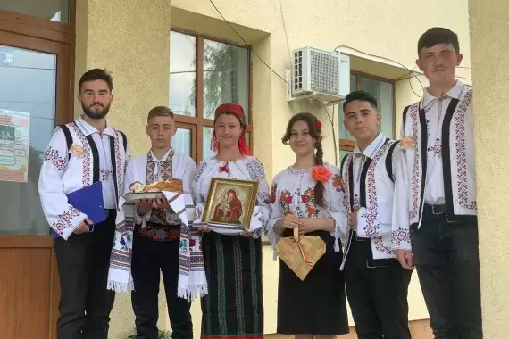 Cartea unește inimi!